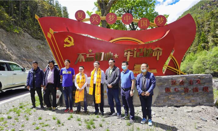 尊龙凯时集团党委书记、董事长任丁率队赴麻格同村推进对口帮扶工作