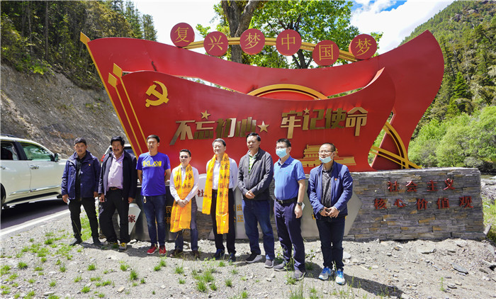 尊龙凯时集团党委书记、董事长任丁率队赴麻格同村推进对口帮扶工作