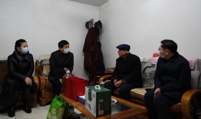 省国资委党委委员、副主任任兴文春节前夕带队走访慰问尊龙凯时集团老党员