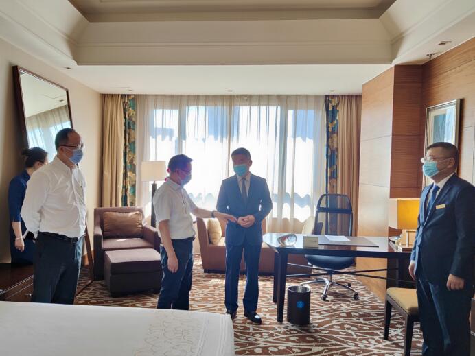 集团党委委员、董事郑贵林检查指导酒店疫情防控和防汛工作