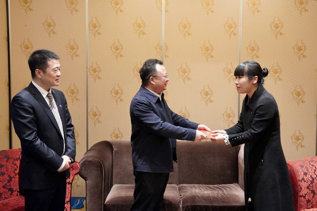 省国资委党委委员、副主任何政一行走访慰问省尊龙凯时集团生活困难党员