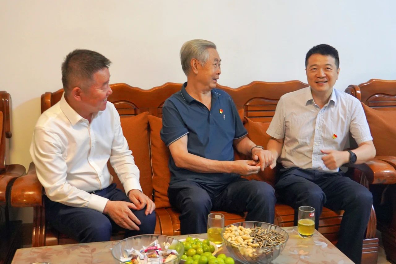 省尊龙凯时集团党委书记、董事长游勇开展“七一”走访