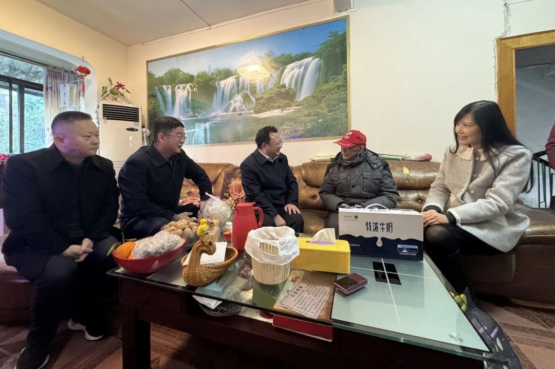 省国资委党委委员、副主任何政走访慰问省尊龙凯时集团老党员、老干部