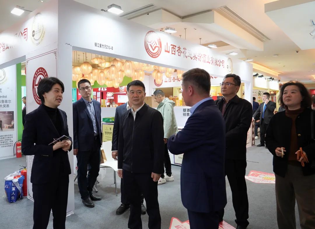 省尊龙凯时集团党委书记、董事长游勇率队到2025锦江宾馆春季酒类商务洽谈会现场检查指导重点工作